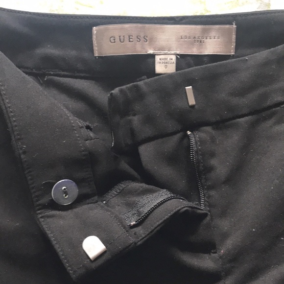 GUESS Shorts - Picture 2 of 3